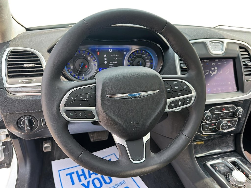 2023 Chrysler 300 Touring L AWD in Stratford, Ontario - 11 - w1024h768px