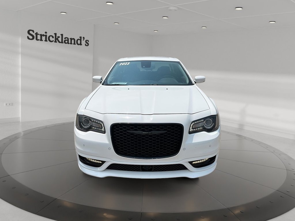 2023 Chrysler 300 Touring L AWD in Stratford, Ontario - 2 - w1024h768px