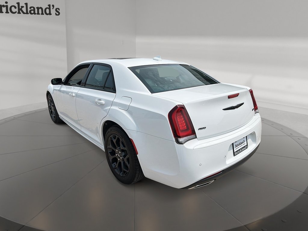 2023 Chrysler 300 Touring L AWD in Stratford, Ontario - 4 - w1024h768px