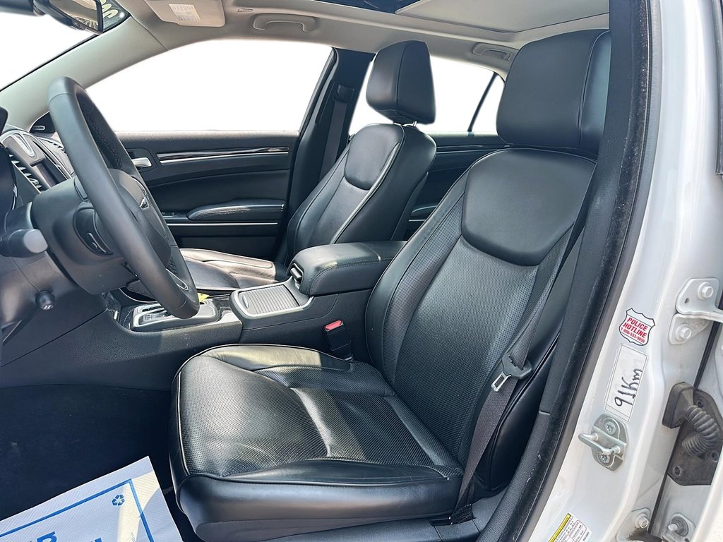 2023 Chrysler 300 Touring L AWD in Stratford, Ontario - 8 - w1024h768px