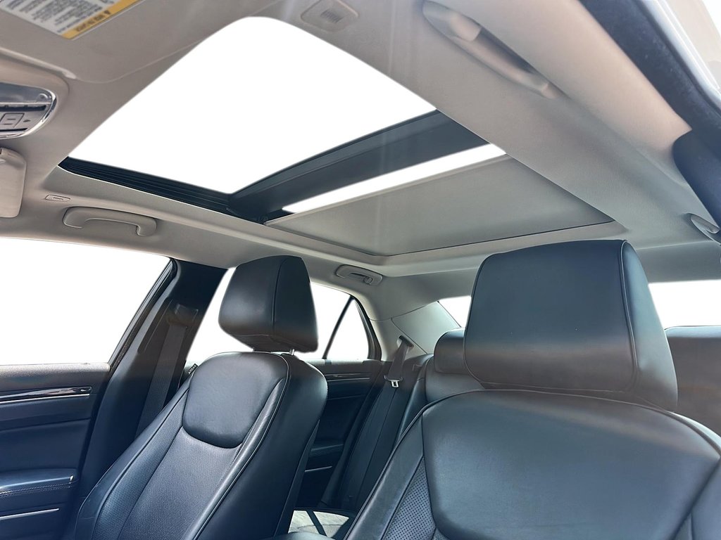 2023 Chrysler 300 Touring L AWD in Stratford, Ontario - 15 - w1024h768px