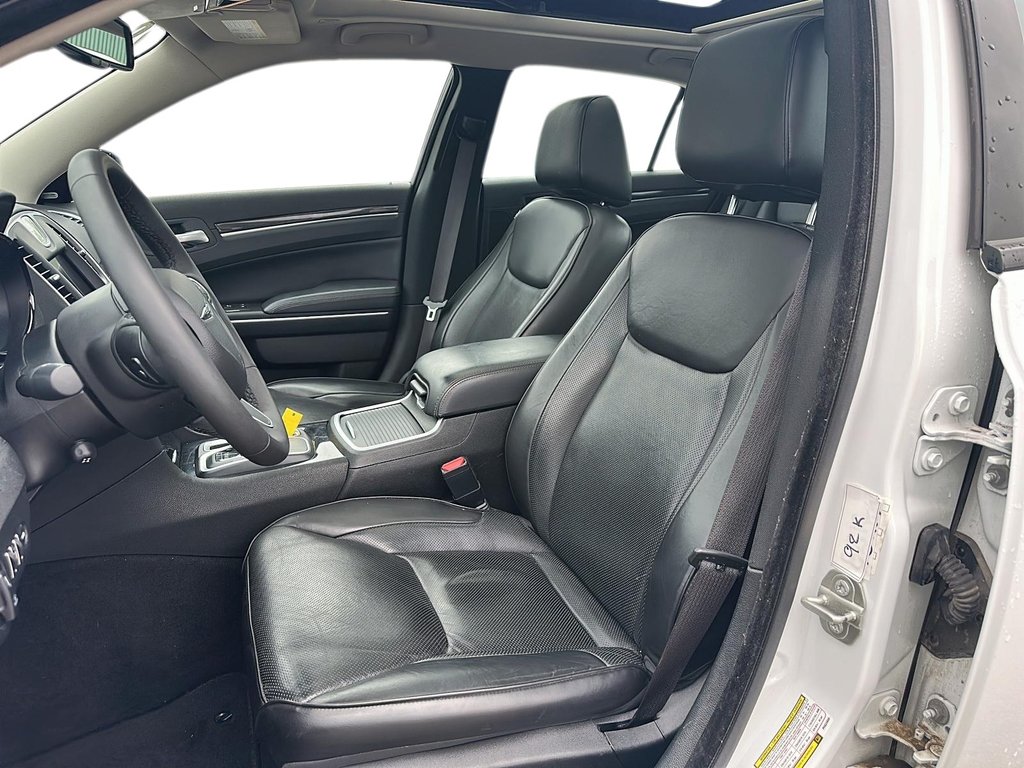 2023 Chrysler 300 Touring L AWD in Stratford, Ontario - 8 - w1024h768px