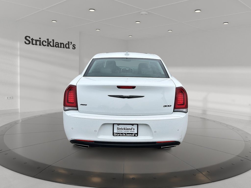 2023 Chrysler 300 Touring L AWD in Stratford, Ontario - 3 - w1024h768px