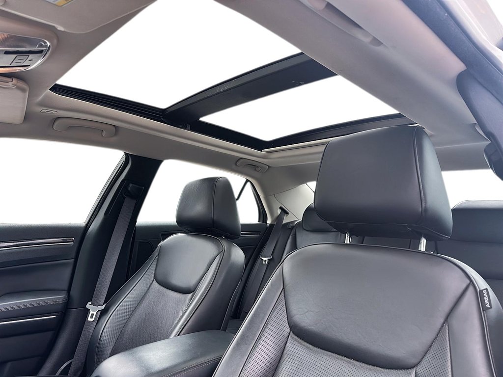 2023 Chrysler 300 Touring L AWD in Stratford, Ontario - 15 - w1024h768px