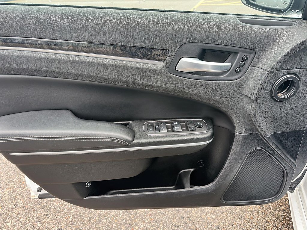 2023 Chrysler 300 Touring L AWD in Stratford, Ontario - 10 - w1024h768px
