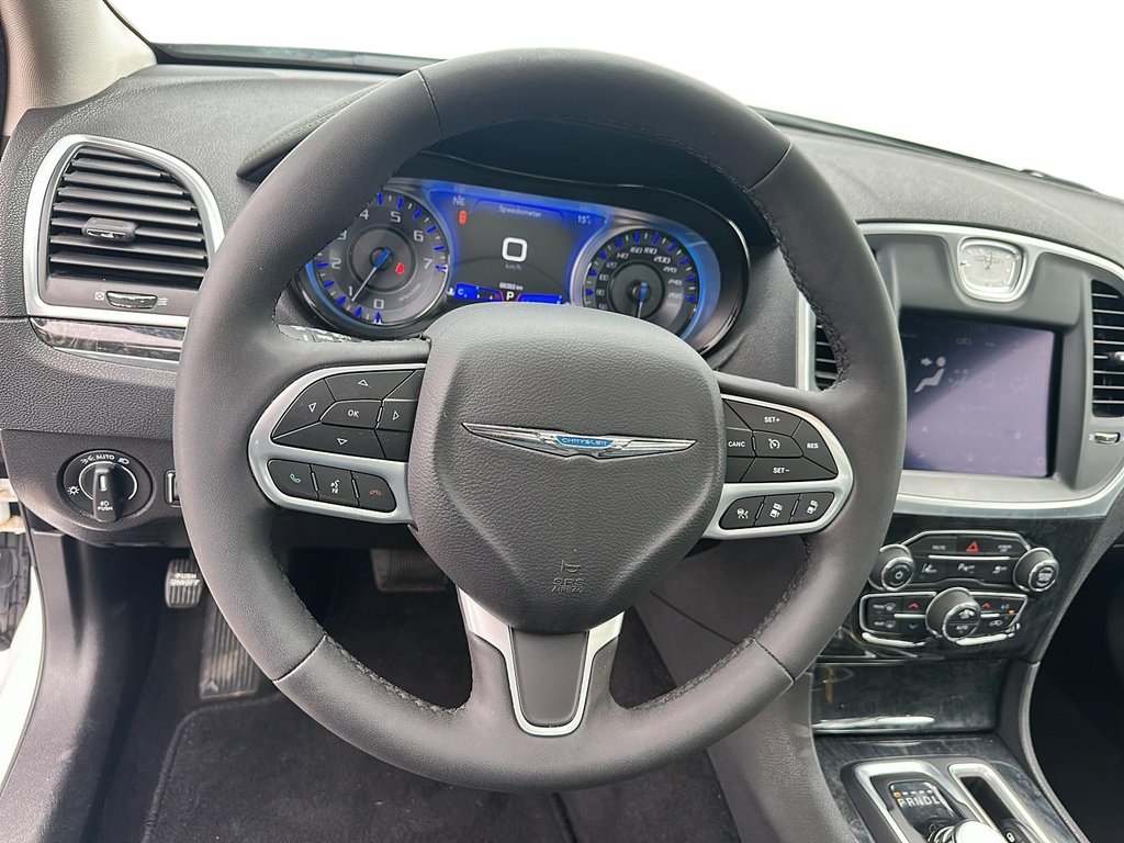 2023 Chrysler 300 Touring L AWD in Stratford, Ontario - 11 - w1024h768px