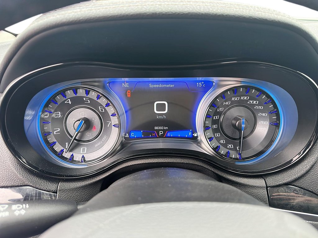 2023 Chrysler 300 Touring L AWD in Stratford, Ontario - 13 - w1024h768px