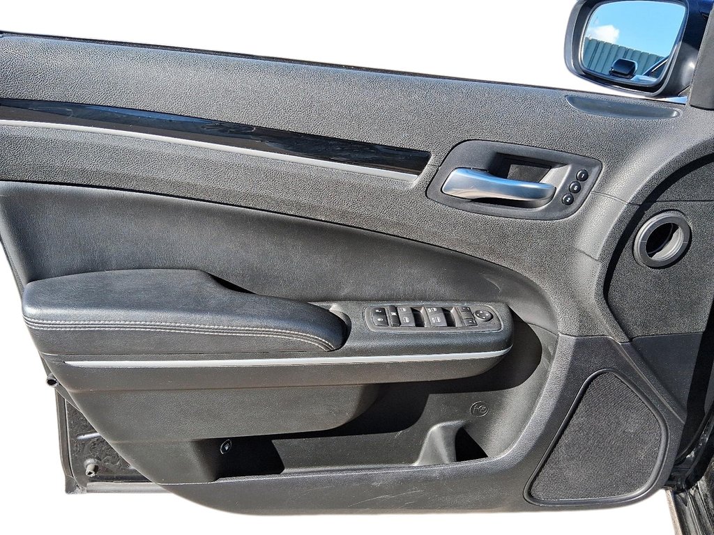 2023 Chrysler 300 S 300s RWD in Stratford, Ontario - 11 - w1024h768px