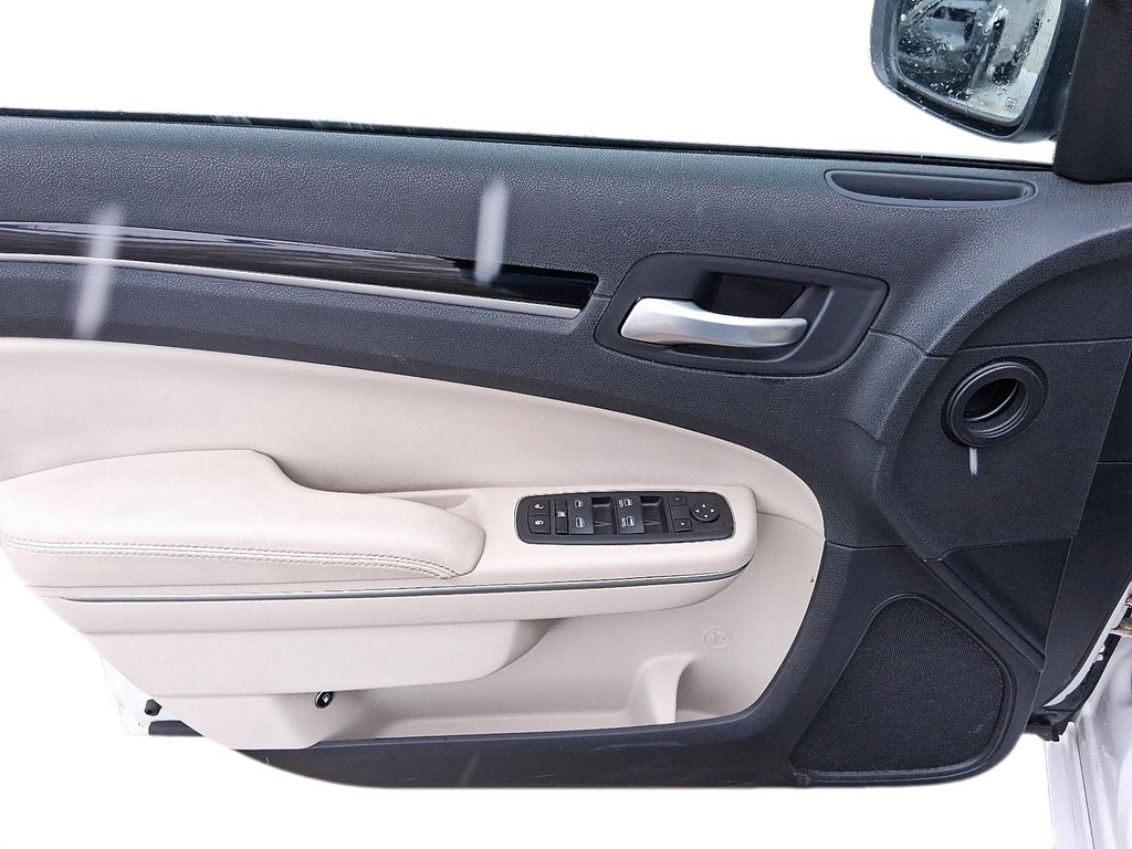 2023 Chrysler 300 Touring L RWD in Stratford, Ontario - 11 - w1024h768px