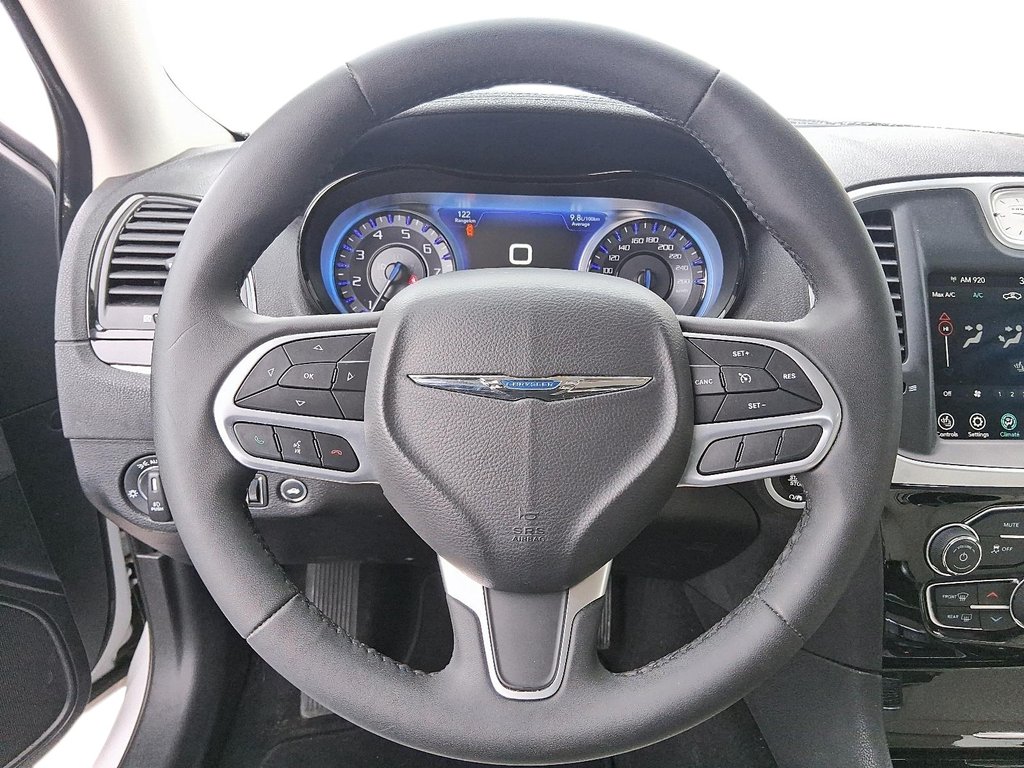2023 Chrysler 300 Touring L RWD in Stratford, Ontario - 12 - w1024h768px