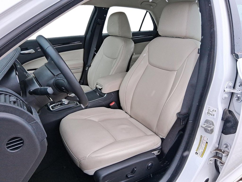 2023 Chrysler 300 Touring L RWD in Stratford, Ontario - 8 - w1024h768px