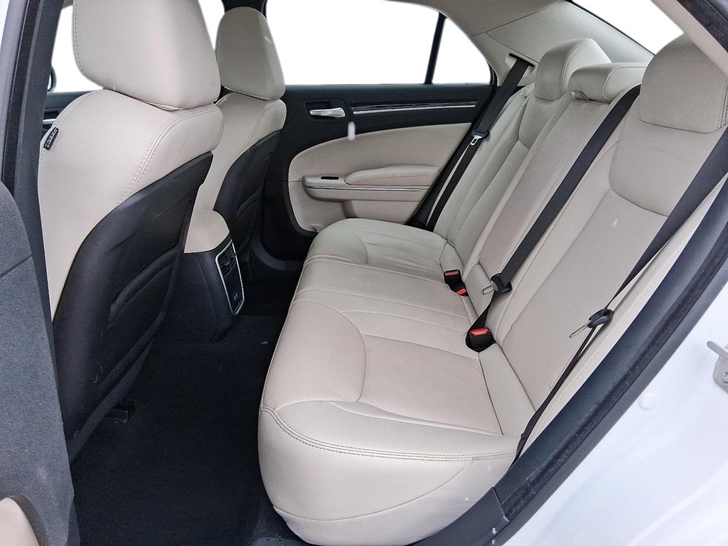 2023 Chrysler 300 Touring L RWD in Stratford, Ontario - 9 - w1024h768px