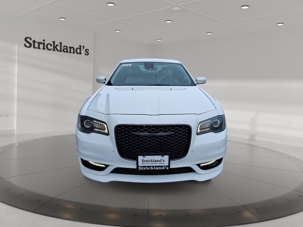 2023 Chrysler 300 Touring L RWD in Stratford, Ontario - 2 - w1024h768px