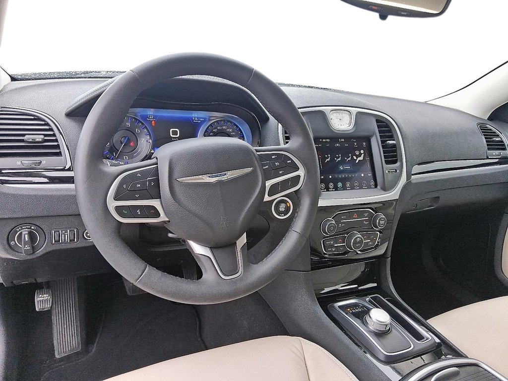 2023 Chrysler 300 Touring L RWD in Stratford, Ontario - 10 - w1024h768px