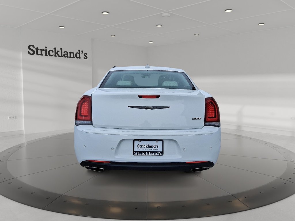2023 Chrysler 300 Touring L RWD in Stratford, Ontario - 3 - w1024h768px