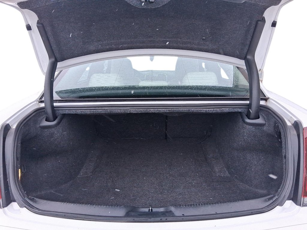 2023 Chrysler 300 Touring L RWD in Stratford, Ontario - 6 - w1024h768px