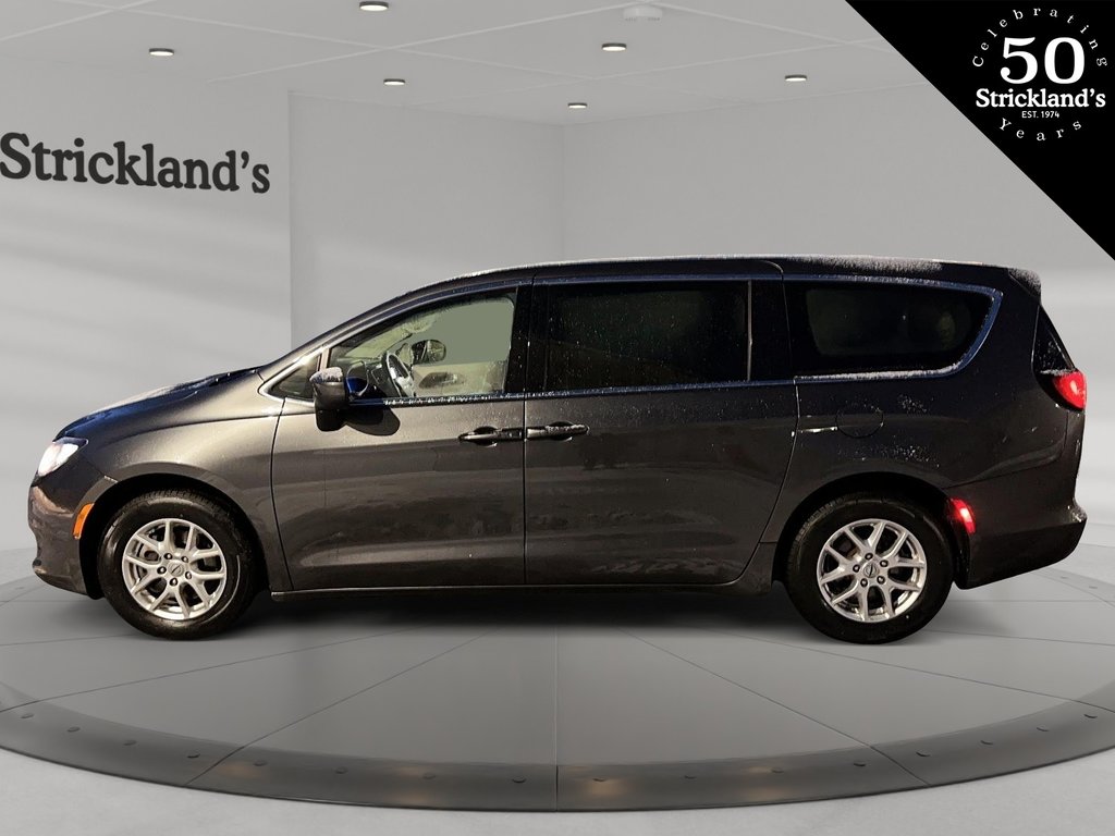 2022 Chrysler Grand Caravan SXT in Stratford, Ontario - 5 - w1024h768px