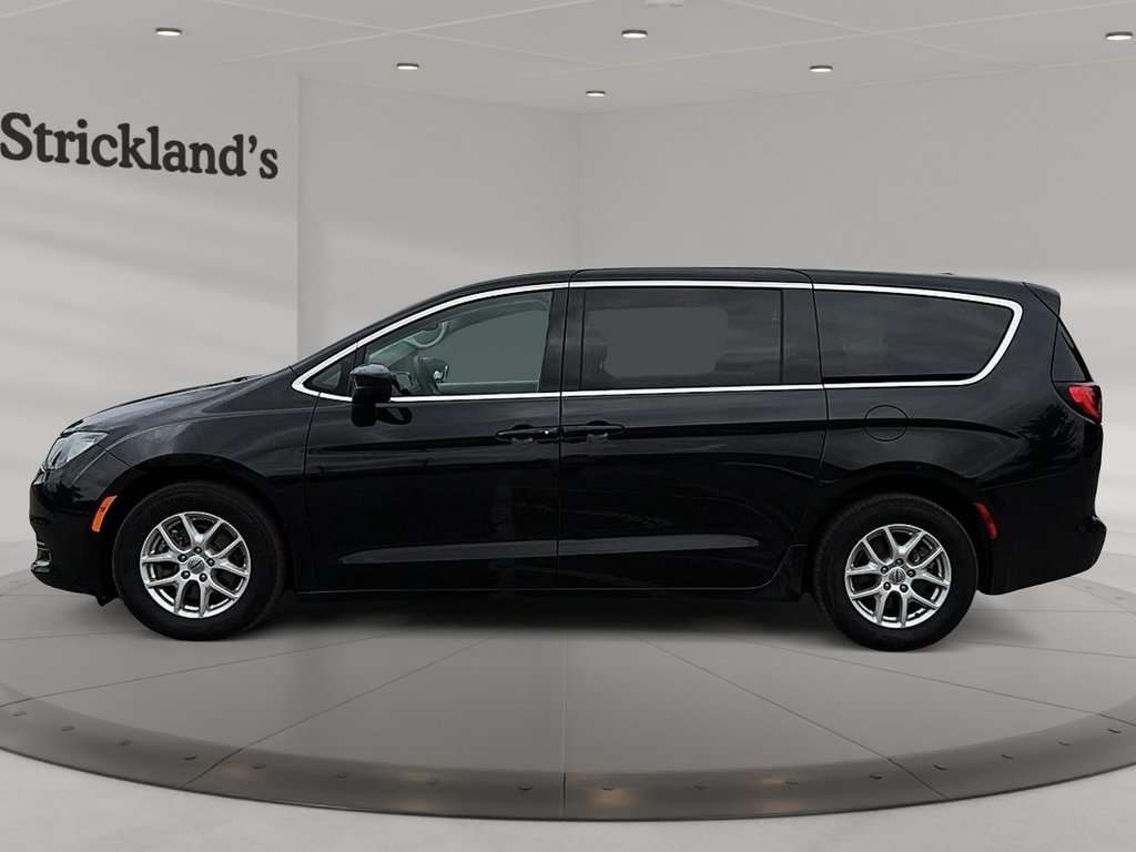 2022 Chrysler Grand Caravan SXT in Stratford, Ontario - 4 - w1024h768px