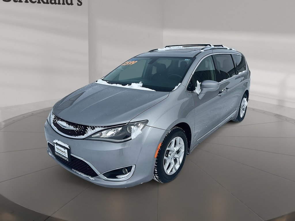 2018 Chrysler Pacifica Touring-l Plus in Stratford, Ontario - 1 - w1024h768px