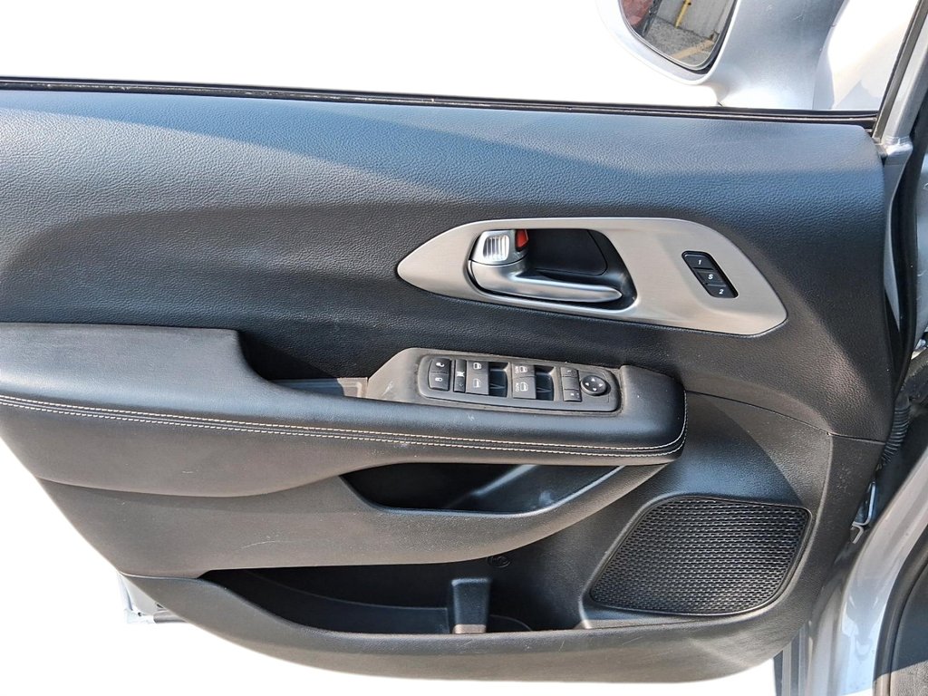 2020 Chrysler Pacifica AWD Launch Edition in Stratford, Ontario - 12 - w1024h768px