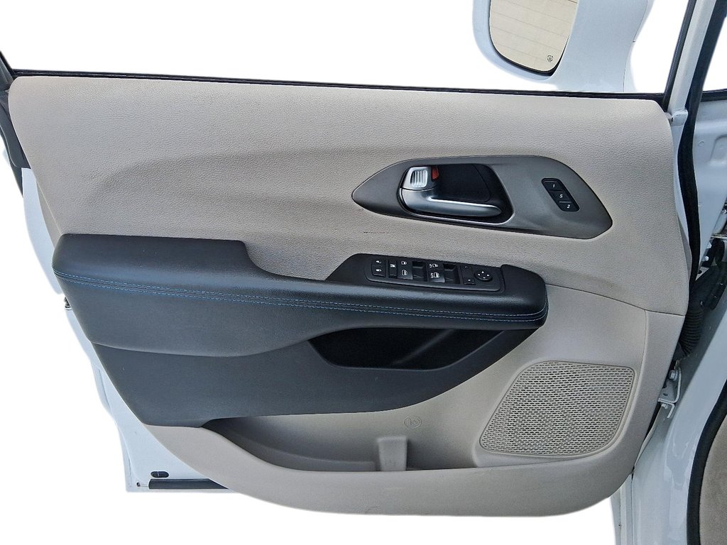 2021 Chrysler Pacifica Touring L in Stratford, Ontario - 12 - w1024h768px