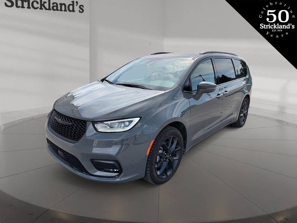 2022  Pacifica Touring L AWD in Stratford, Ontario - 1 - w1024h768px