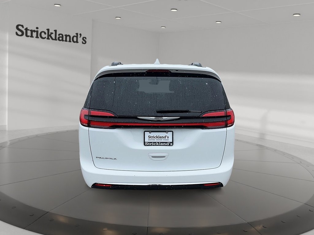2022 Chrysler Pacifica Touring L in Stratford, Ontario - 3 - w1024h768px