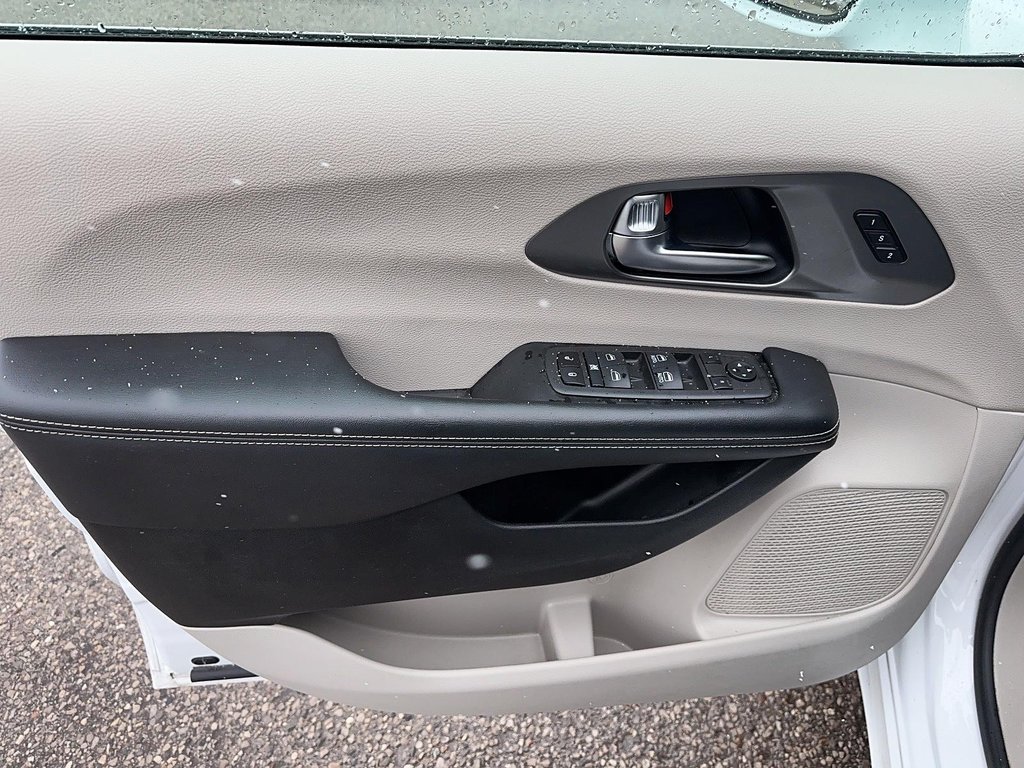 2022 Chrysler Pacifica Touring L in Stratford, Ontario - 10 - w1024h768px