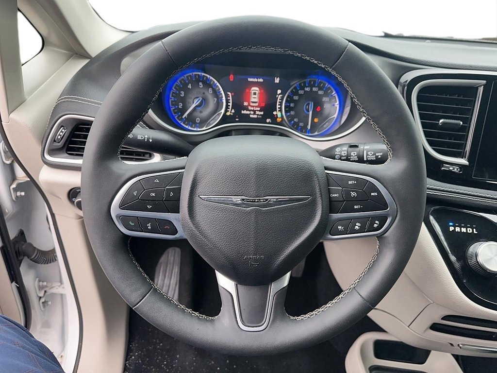 2022 Chrysler Pacifica Touring L in Stratford, Ontario - 11 - w1024h768px