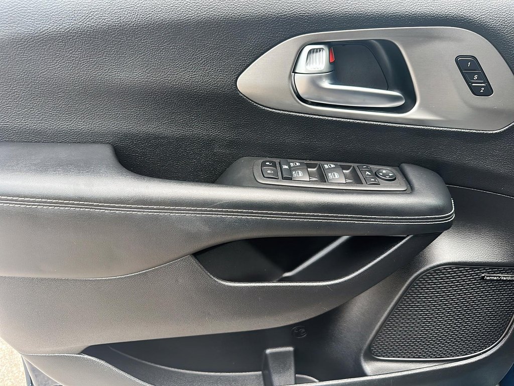 2022 Chrysler Pacifica Limited in Stratford, Ontario - 10 - w1024h768px