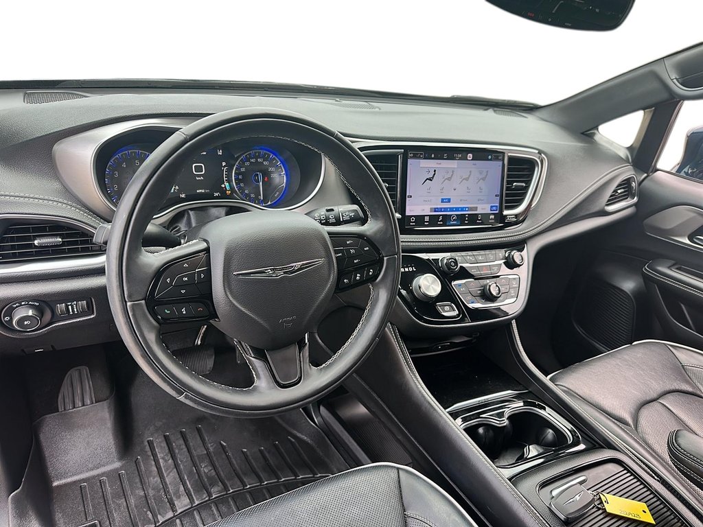 2022 Chrysler Pacifica Limited in Stratford, Ontario - 9 - w1024h768px