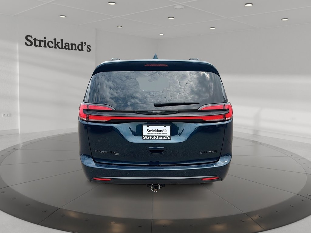 2022 Chrysler Pacifica Limited in Stratford, Ontario - 3 - w1024h768px