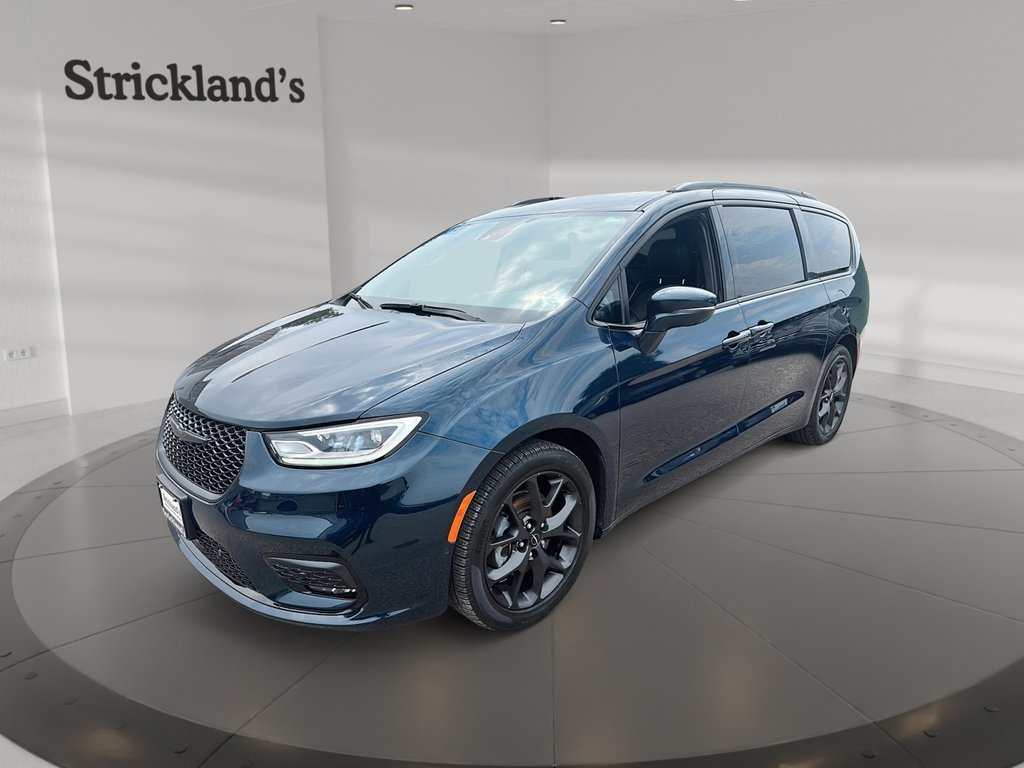 2022 Chrysler Pacifica Limited in Stratford, Ontario - 1 - w1024h768px