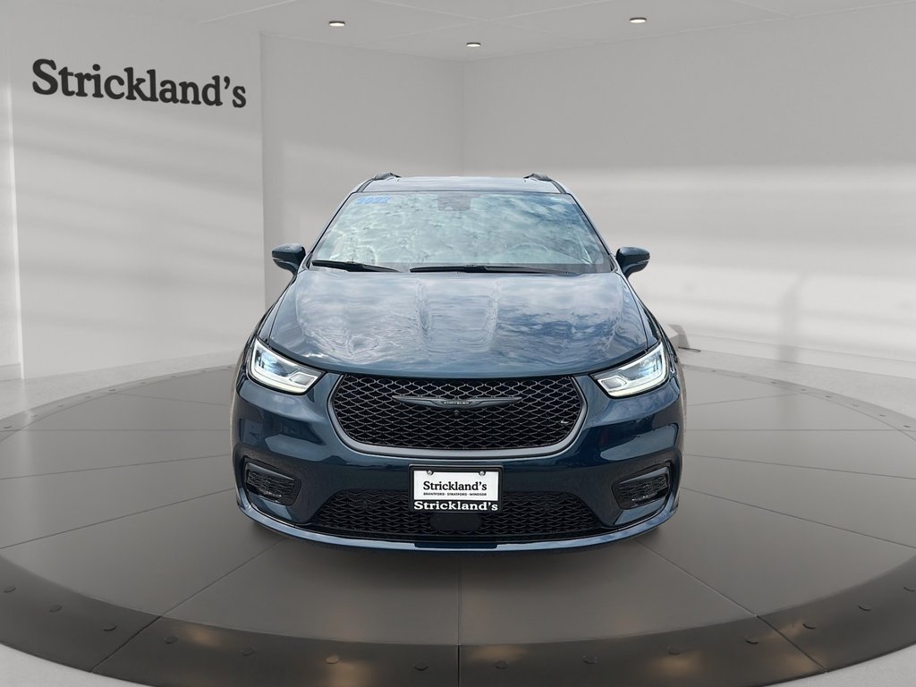 2022 Chrysler Pacifica Limited in Stratford, Ontario - 2 - w1024h768px