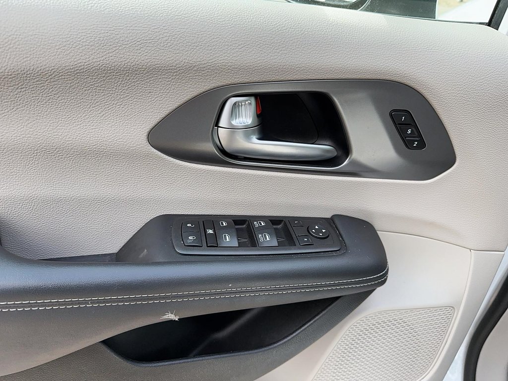 2023 Chrysler Pacifica Touring L AWD in Stratford, Ontario - 9 - w1024h768px