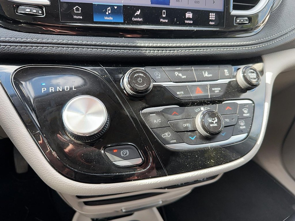 2023 Chrysler Pacifica Touring L AWD in Stratford, Ontario - 13 - w1024h768px