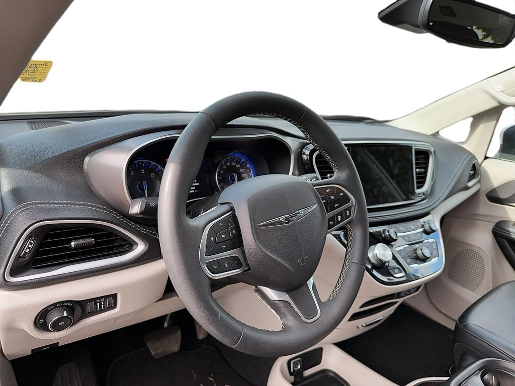 2023 Chrysler Pacifica Touring L AWD in Stratford, Ontario - 8 - w1024h768px