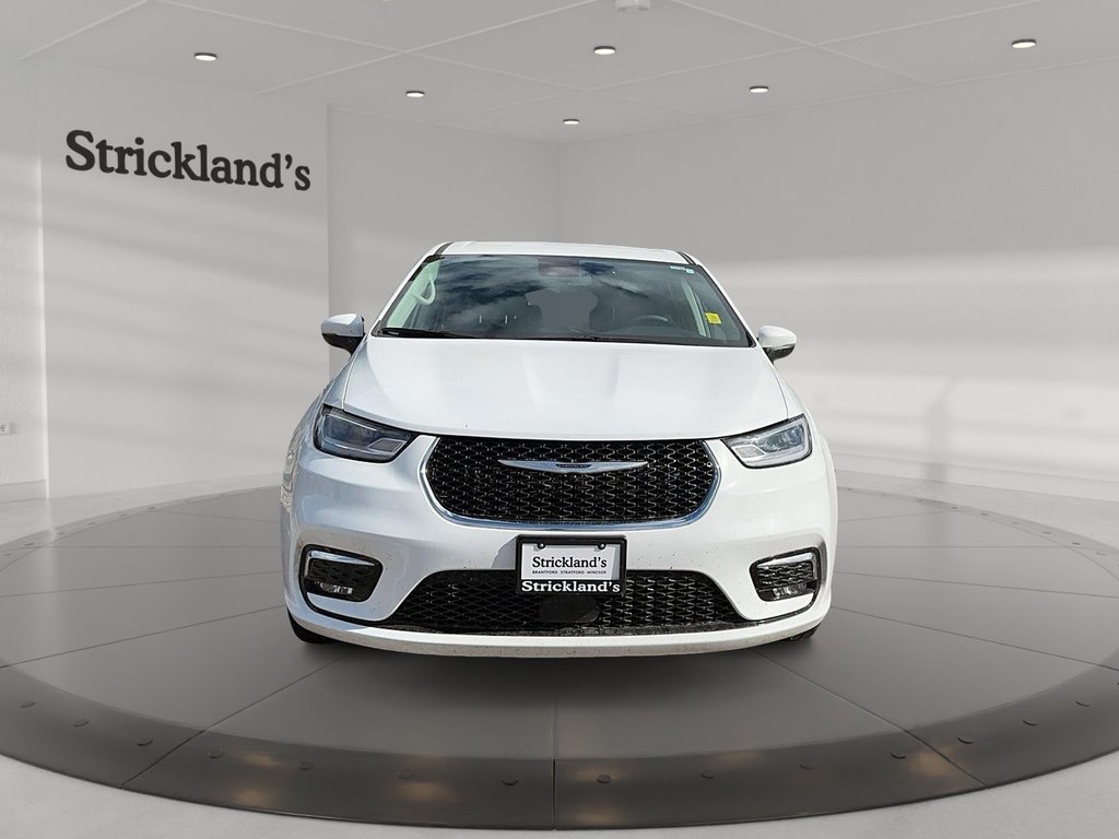 2023 Chrysler Pacifica Touring L AWD in Stratford, Ontario - 2 - w1024h768px