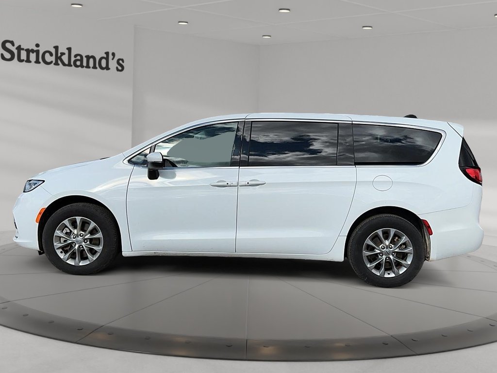 2023 Chrysler Pacifica Touring L AWD in Stratford, Ontario - 5 - w1024h768px