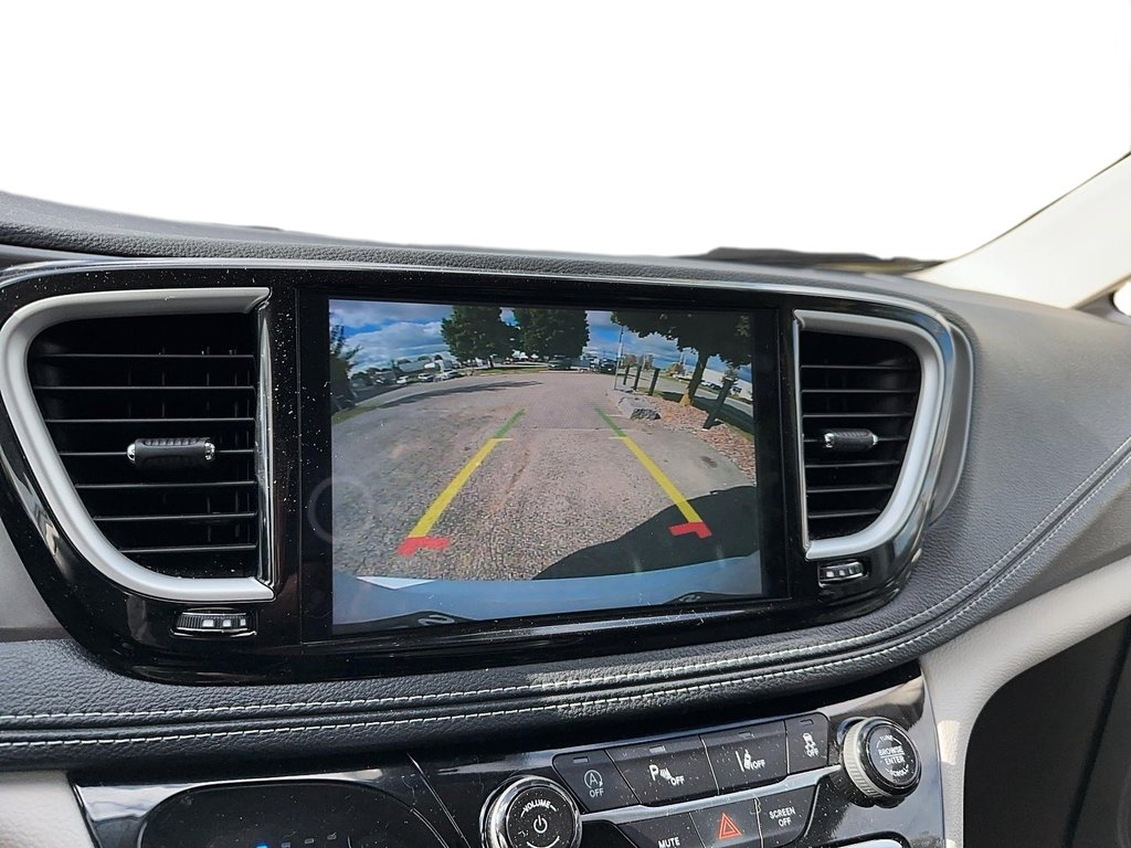 2023 Chrysler Pacifica Touring L AWD in Stratford, Ontario - 14 - w1024h768px