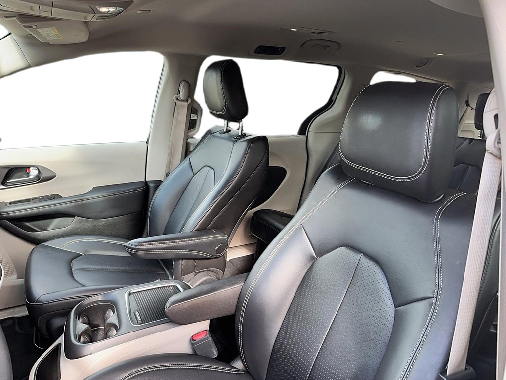 2023 Chrysler Pacifica Touring L AWD in Stratford, Ontario - 7 - w1024h768px