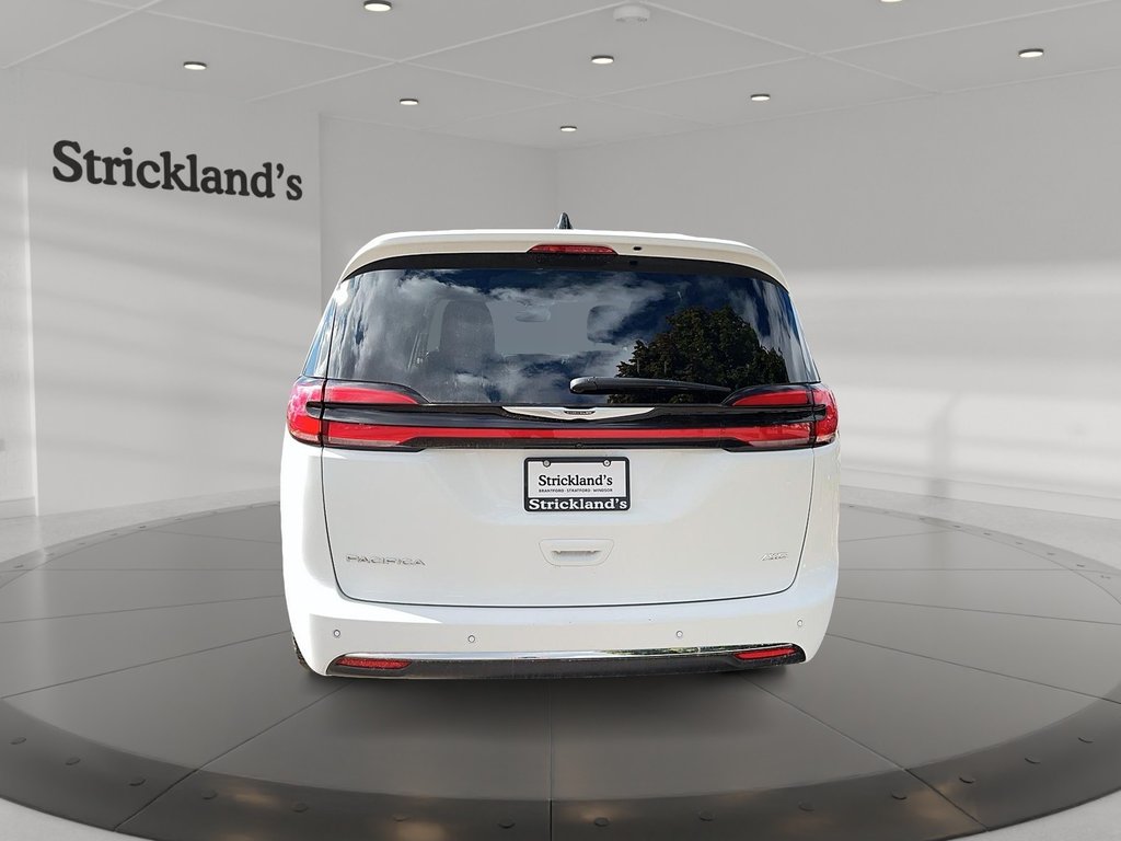 2023 Chrysler Pacifica Touring L AWD in Stratford, Ontario - 3 - w1024h768px