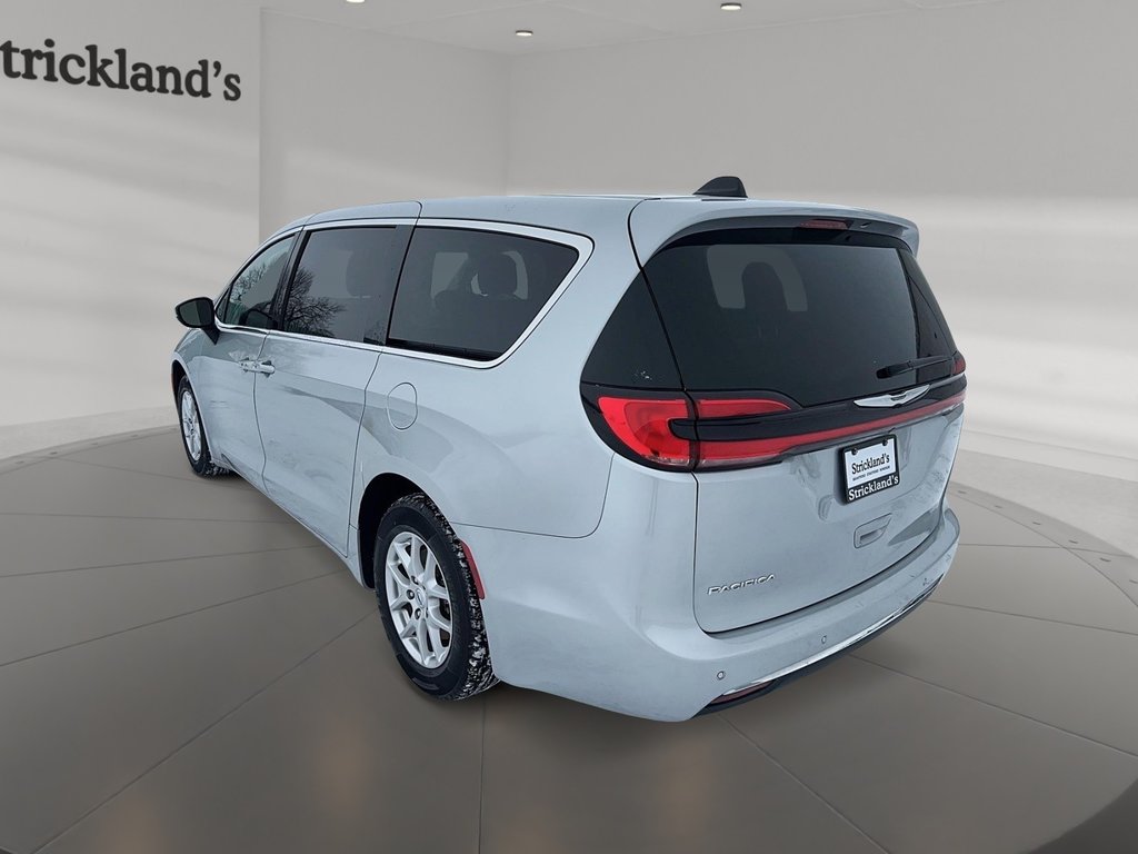 2023 Chrysler Pacifica Touring L FWD in Stratford, Ontario - 4 - w1024h768px