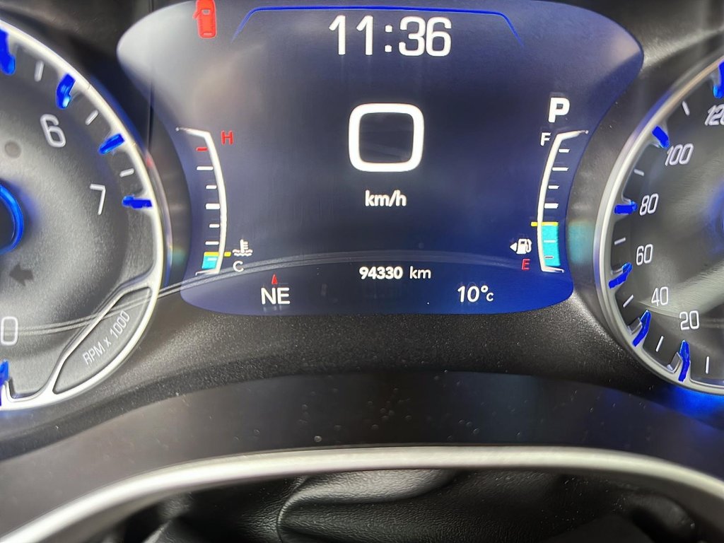 2023 Chrysler Pacifica Touring L FWD in Stratford, Ontario - 12 - w1024h768px