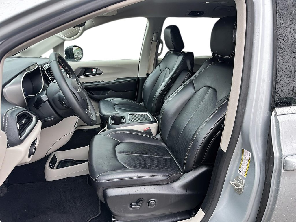 2023 Chrysler Pacifica Touring L FWD in Stratford, Ontario - 8 - w1024h768px