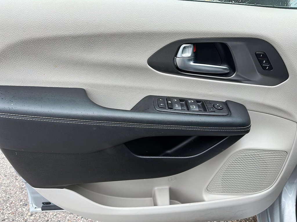 2023 Chrysler Pacifica Touring L FWD in Stratford, Ontario - 10 - w1024h768px