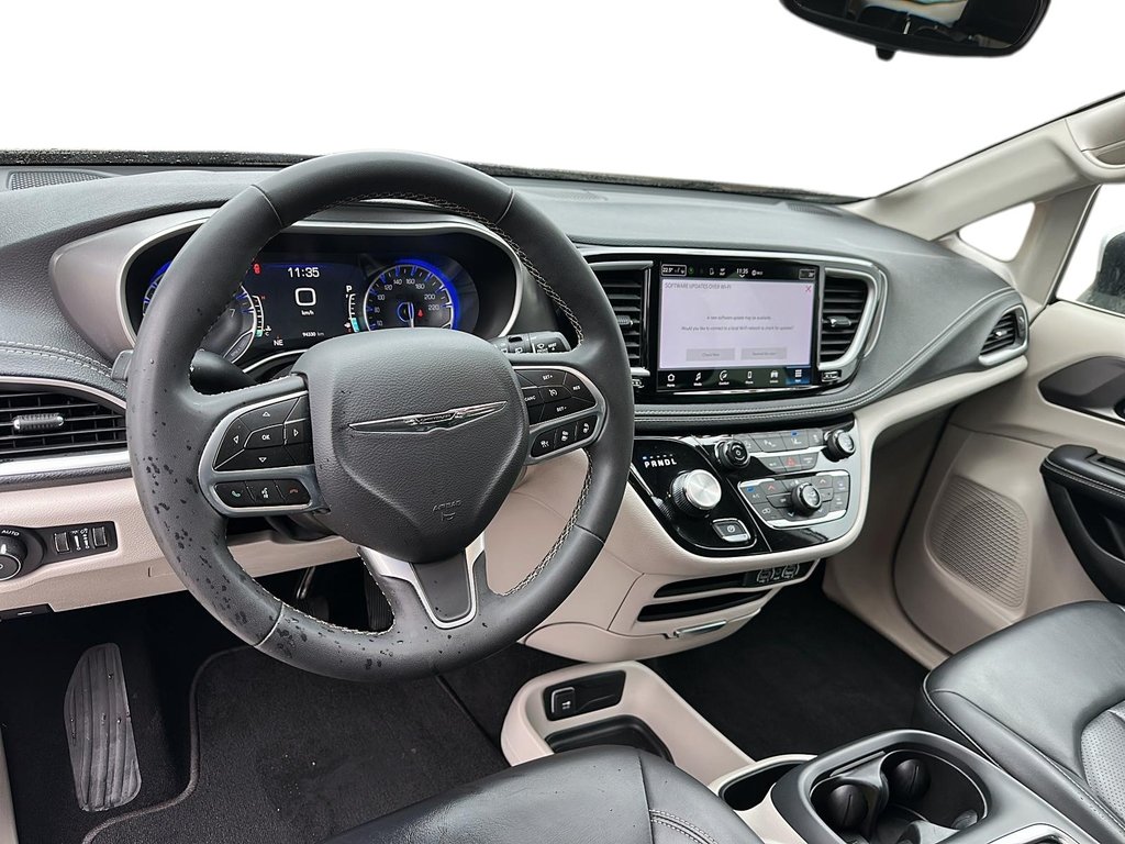 2023 Chrysler Pacifica Touring L FWD in Stratford, Ontario - 9 - w1024h768px