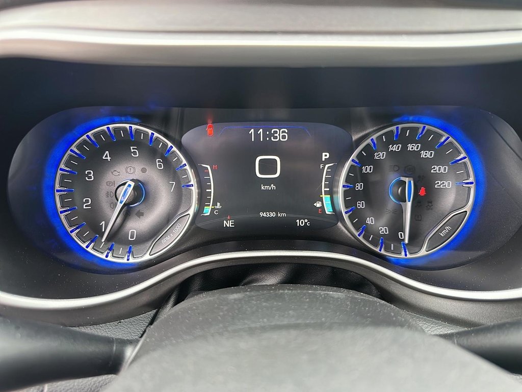 2023 Chrysler Pacifica Touring L FWD in Stratford, Ontario - 13 - w1024h768px