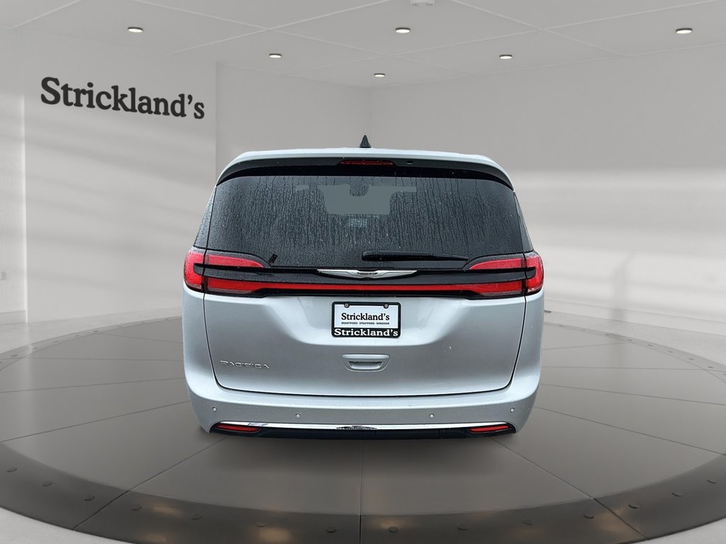 2023 Chrysler Pacifica Touring L FWD in Stratford, Ontario - 3 - w1024h768px