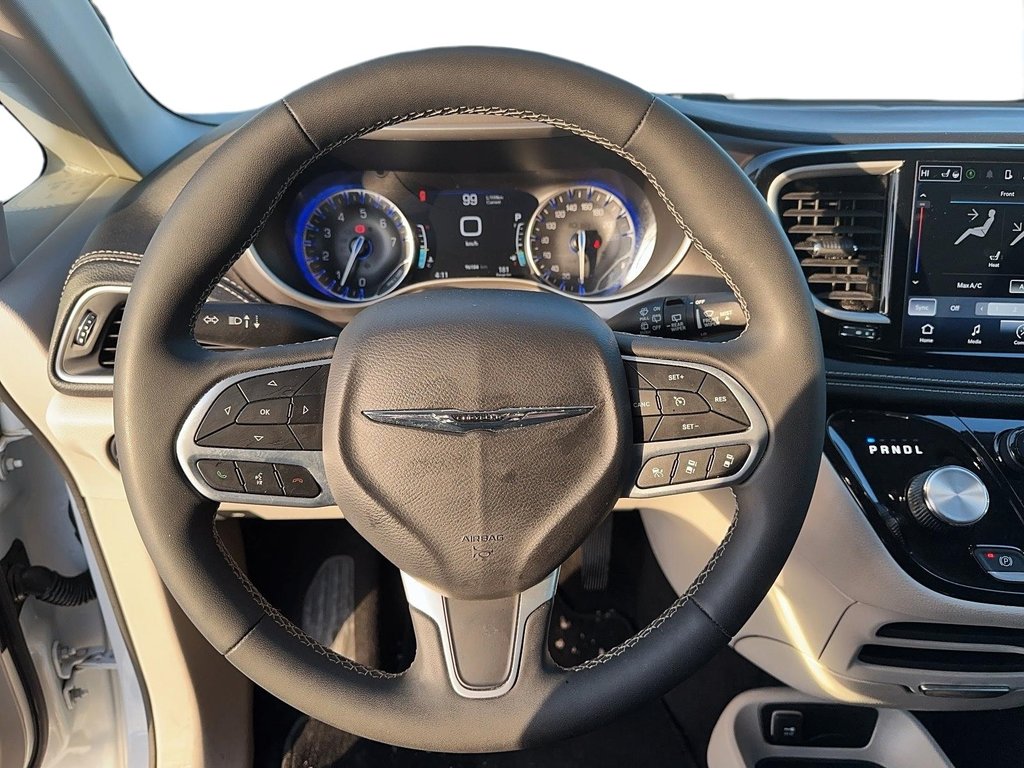 2023 Chrysler Pacifica Touring L FWD in Stratford, Ontario - 11 - w1024h768px